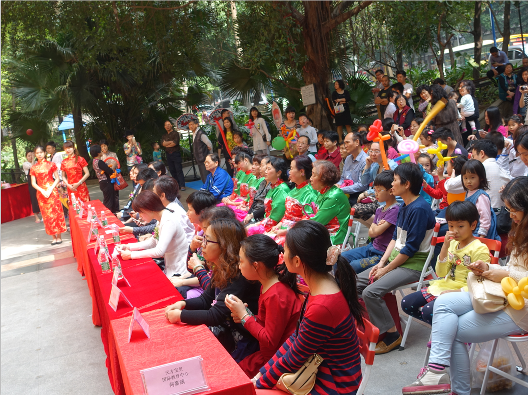 居民闻讯赶来活动现场