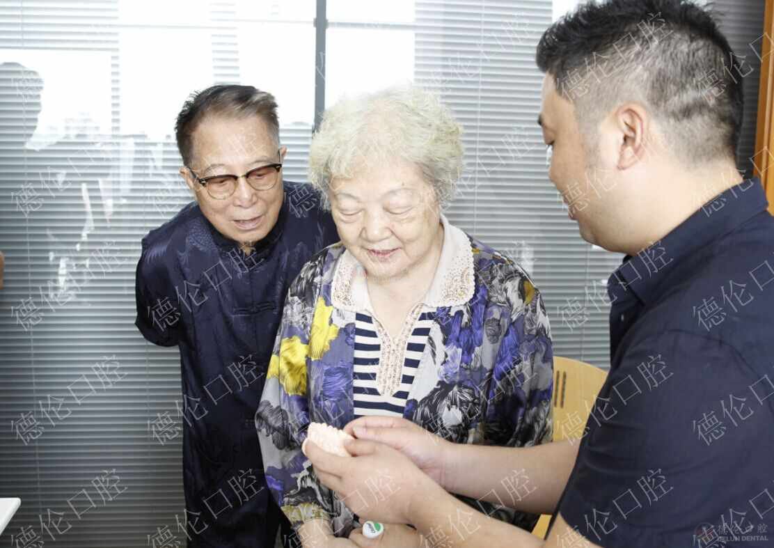 广东省军区原司令员张巨惠和广州市原副市长姚蓉宾体验德伦数字化种植中心